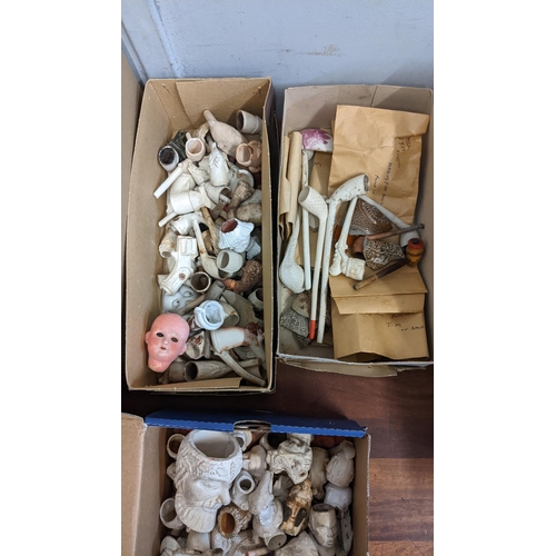 432 - A large collection of clay pipes, some fashioned into heads Location:SL
If there is no condition rep... 