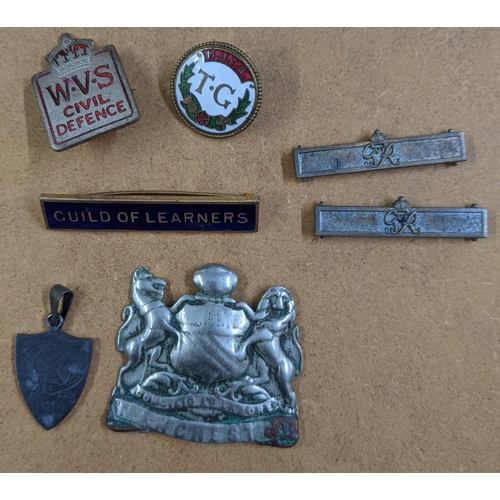 445 - Military cap badges and buttons and regiment name badges, along with a table top display case (glass... 