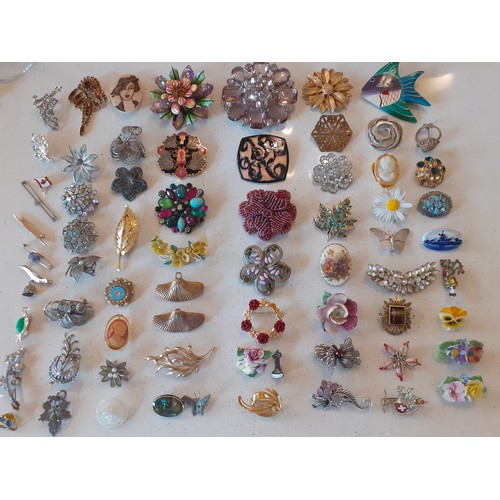 61 - A large quantity of vintage and modern brooches and clips to include a Sarah Coventry gold tone dais... 