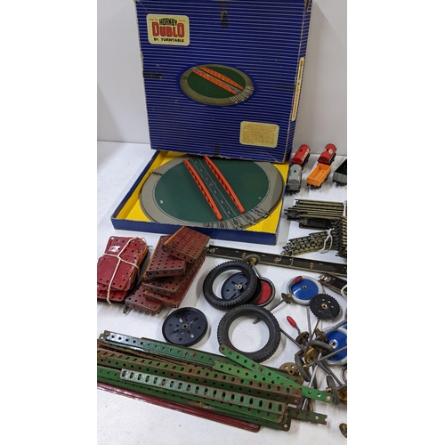 121 - A collection of 00 gauge Hornby and Meccano to include a boxed D1 turntable, 60016 engine, loose tru... 