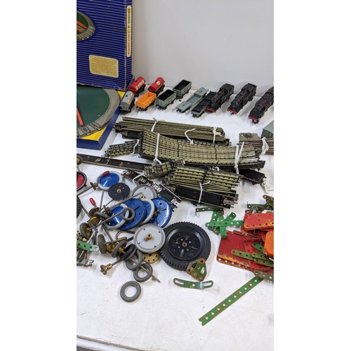 121 - A collection of 00 gauge Hornby and Meccano to include a boxed D1 turntable, 60016 engine, loose tru... 