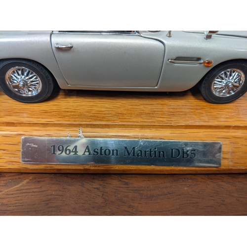 109 - A James Bond 007 1964 Danbury Mint Aston Martin DB5 1:24 scale replica model of the car driven by Bo... 