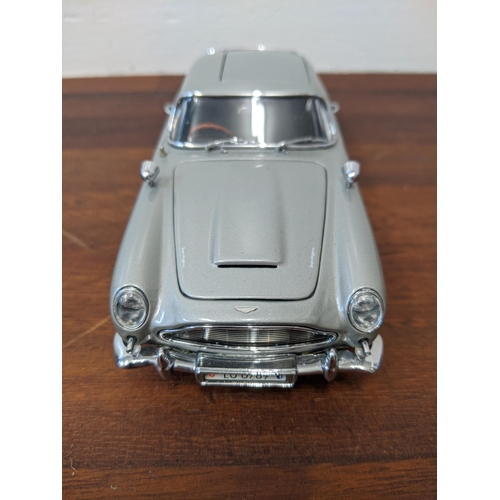 109 - A James Bond 007 1964 Danbury Mint Aston Martin DB5 1:24 scale replica model of the car driven by Bo... 