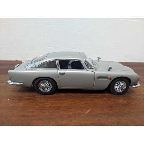 109 - A James Bond 007 1964 Danbury Mint Aston Martin DB5 1:24 scale replica model of the car driven by Bo... 