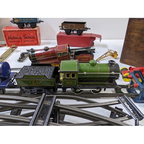 34 - A collection of tin plated early 0 gauge Hornby series model railway accessories to include a boxed ... 