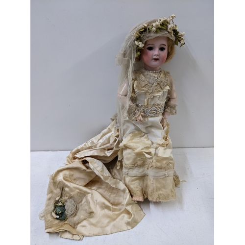 39 - An S.F.B.J 60 Paris antique doll with size 3 head
Location:4.1
If there is no condition report shown... 