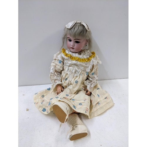 41 - A Simon and Halbig SH 0679 antique doll with size 9 1/2 head
Location:2.2
If there is no condition r... 