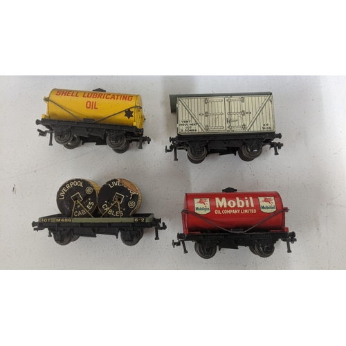 63 - A boxed Hornby Dublo No3224 2-8-0 8F Goods locomotive and Tender L.M.R and a Hornby Dublo breakdown ... 