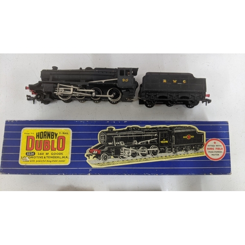 63 - A boxed Hornby Dublo No3224 2-8-0 8F Goods locomotive and Tender L.M.R and a Hornby Dublo breakdown ... 