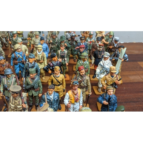 82 - Approximately one hundred del Prado collection figures to include soldiers from USA, Japan, France, ... 