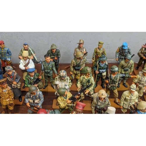 82 - Approximately one hundred del Prado collection figures to include soldiers from USA, Japan, France, ... 