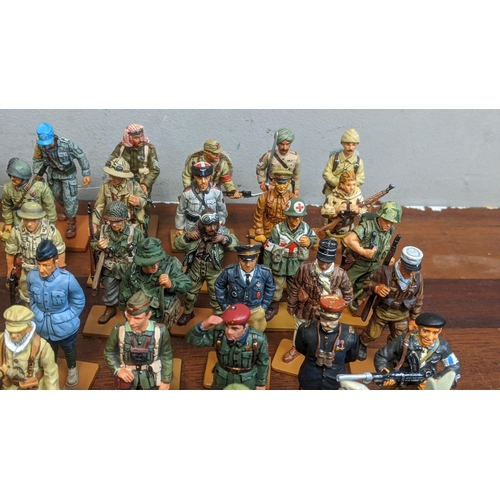 82 - Approximately one hundred del Prado collection figures to include soldiers from USA, Japan, France, ... 