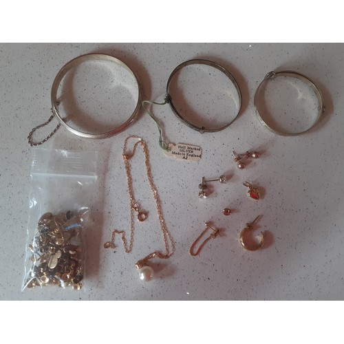 69 - A small quantity of 9ct gold earrings and earring backs and a small 9ct gold heart pendant, total we... 