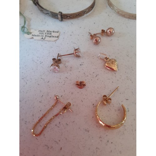 69 - A small quantity of 9ct gold earrings and earring backs and a small 9ct gold heart pendant, total we... 