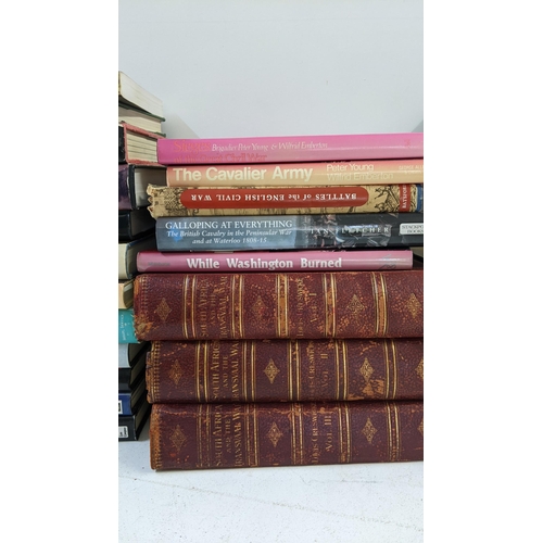 432 - Mixed war-related books to include a Folio Society The Siege of Delhi by Richard Barter, The History... 