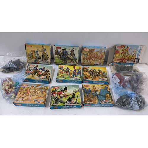 433 - A collection of boxed and loose Airfix H0 and 00 scale pieces Location: 9-3
If there is no condition... 