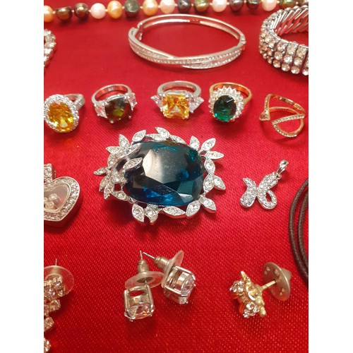 86 - A quantity of fashion rings to include late 20th Century Edco silver tone rings with coloured glass ... 