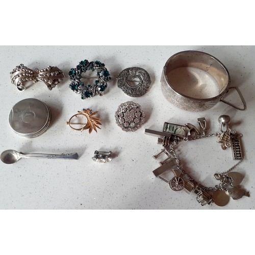 95 - A small group of vintage costume jewellery to include silver items, an engraved silver bangle makers... 