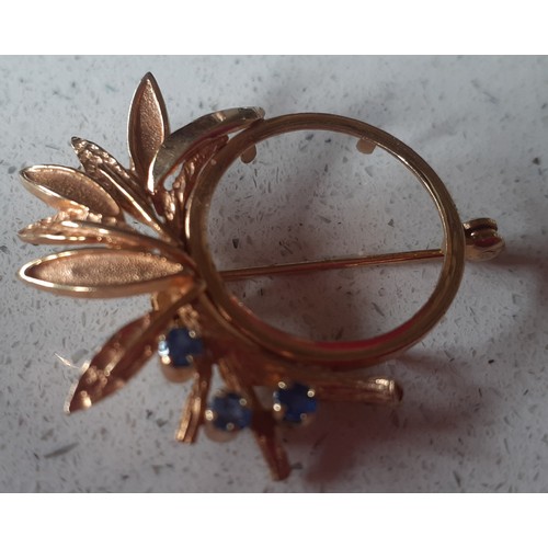 95 - A small group of vintage costume jewellery to include silver items, an engraved silver bangle makers... 