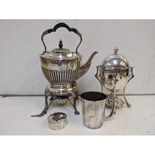 122 - Silver plate to include an early 20th century spirit kettle, an egg coddler, half pint tankard, and ... 