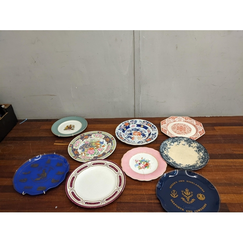 29 - A collection of commemorative and souvenir plates to include a Denham village example, a Wedgwood 'M... 