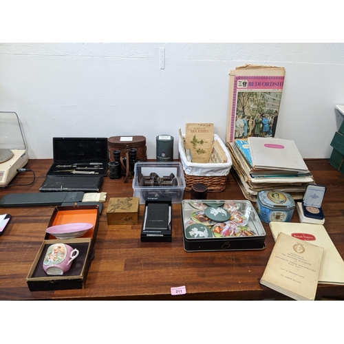 69 - A mixed lot to include various Royal commemorative items, a John Pinches Jubilee Commemorative Medal... 