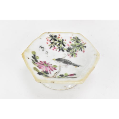 25 - A selection of Chinese porcelain to include an 18th century famille rose export cup, a 20th century ... 