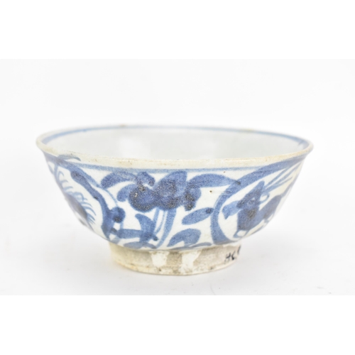 32 - A Chinese Kangxi Vung Tau cargo tea bowl and bowl, both decorated with blue on white, with original ... 