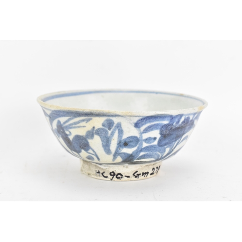 32 - A Chinese Kangxi Vung Tau cargo tea bowl and bowl, both decorated with blue on white, with original ... 