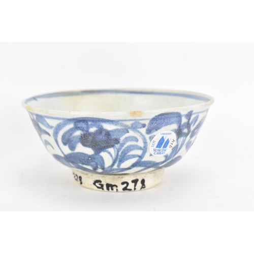 32 - A Chinese Kangxi Vung Tau cargo tea bowl and bowl, both decorated with blue on white, with original ... 