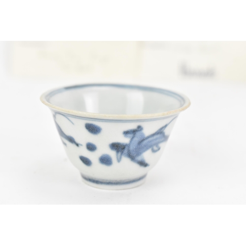 32 - A Chinese Kangxi Vung Tau cargo tea bowl and bowl, both decorated with blue on white, with original ... 