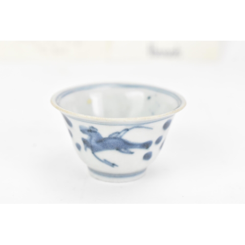 32 - A Chinese Kangxi Vung Tau cargo tea bowl and bowl, both decorated with blue on white, with original ... 