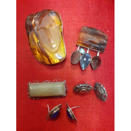 99 - Modernist brooches to include amber, silver items, a gold tone ladies Cartel cocktail watch, stone n... 