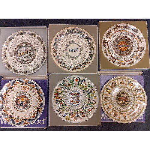 233 - A quantity of late 20th century collectors plates to include Commemorative, Wedgwood and Royal Alber... 