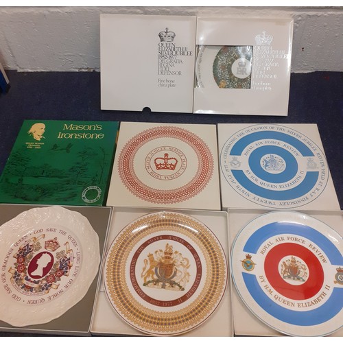 233 - A quantity of late 20th century collectors plates to include Commemorative, Wedgwood and Royal Alber... 