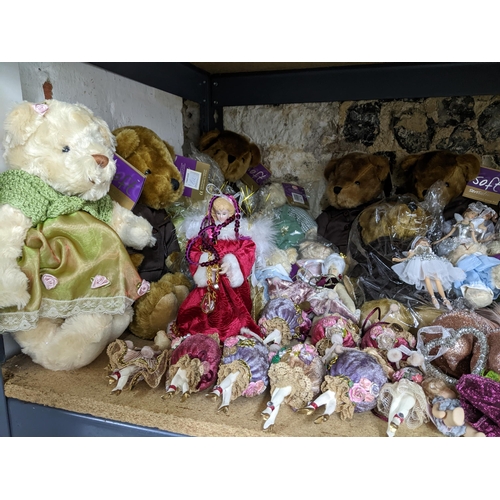 105 - A selection of soft sensations teddy bears and various Christmas decorations
Location:G
If there is ... 