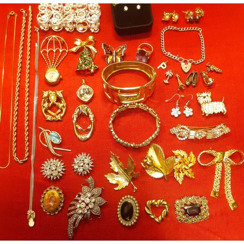 114 - A large quantity of modern fashion jewellery to include gold tone chains, a Trifari gold tone heart ... 