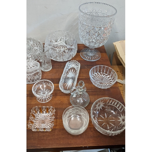 187 - A collection of crystal cut and other decorative glass ware to include a Waterford small bowl, a lar... 