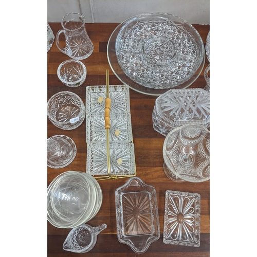 187 - A collection of crystal cut and other decorative glass ware to include a Waterford small bowl, a lar... 