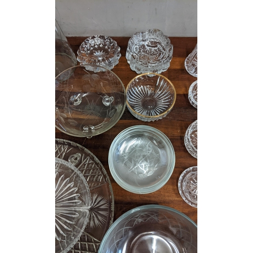 187 - A collection of crystal cut and other decorative glass ware to include a Waterford small bowl, a lar... 