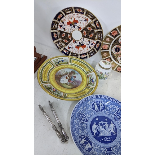 209 - A mixed lot to include a sevres style cabinet plate, Coalport hand painted plate, two Derby plates a... 