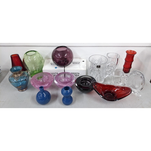 211 - Mixed glassware to include Kosta Boda, Whitefriars Geoffrey Baxter hambone vase, Murano vase and oth... 