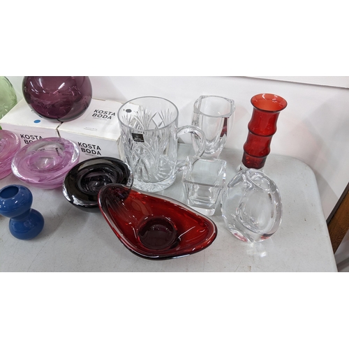 211 - Mixed glassware to include Kosta Boda, Whitefriars Geoffrey Baxter hambone vase, Murano vase and oth... 