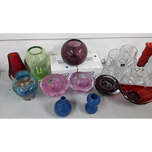 211 - Mixed glassware to include Kosta Boda, Whitefriars Geoffrey Baxter hambone vase, Murano vase and oth... 