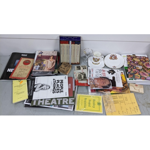 213 - A mixed lot to include commemorative items to include a boxed set of silver jubilee pencils and ephe... 