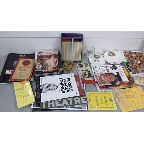 213 - A mixed lot to include commemorative items to include a boxed set of silver jubilee pencils and ephe... 