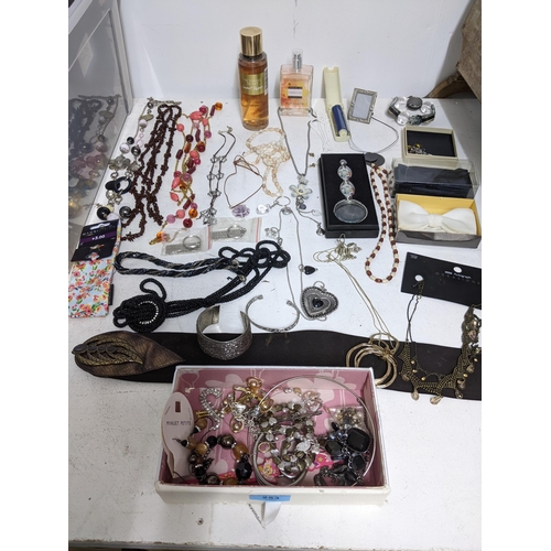 253 - A selection of costume jewellery and other items Location: R1-2
If there is no condition report show... 