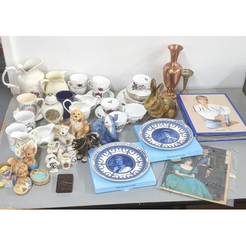 264 - A mixed lot to include Wedgwood Golden Jubilee commemorative examples and others, Pendelfin figurine... 