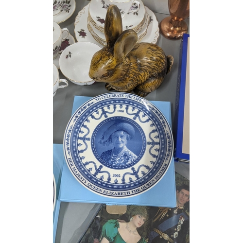 264 - A mixed lot to include Wedgwood Golden Jubilee commemorative examples and others, Pendelfin figurine... 