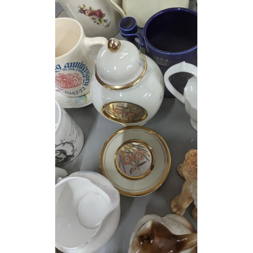 264 - A mixed lot to include Wedgwood Golden Jubilee commemorative examples and others, Pendelfin figurine... 